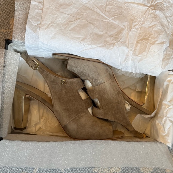 Chanel Interlocking CC Logo Suede Slingback Sandals, Size 42 - Picture 4 of 16